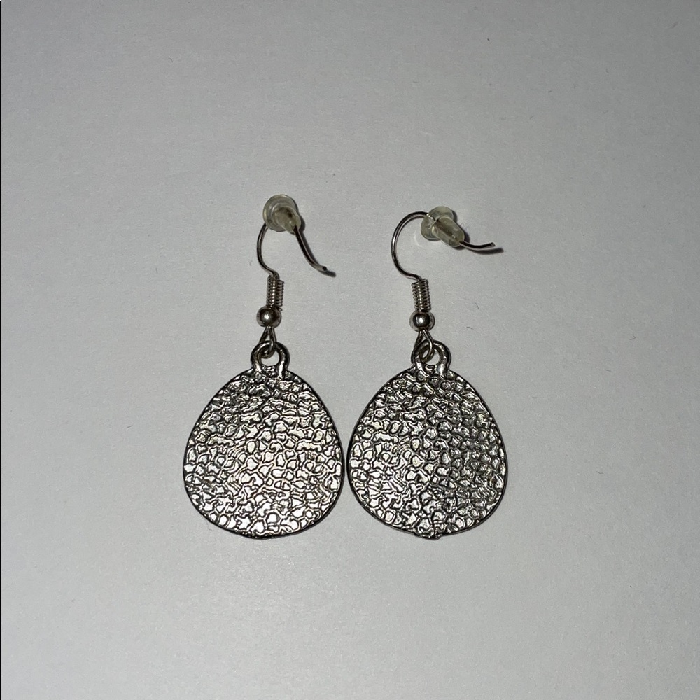 NWOT Teardrop-shape Elegant Green & Silver Earrings. 1.25” - Picture 4 of 4
